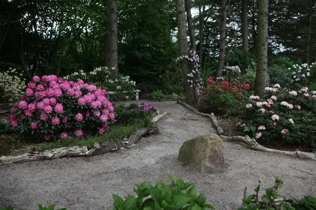 Grussti med sten og blomster