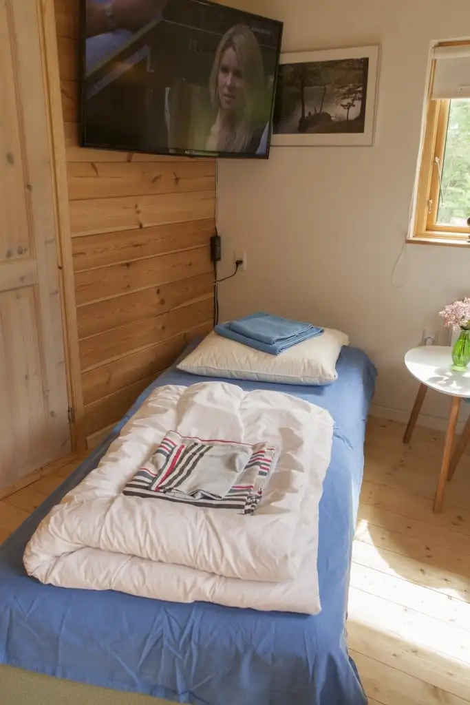 Enkeltseng i hyttens opholdsrum