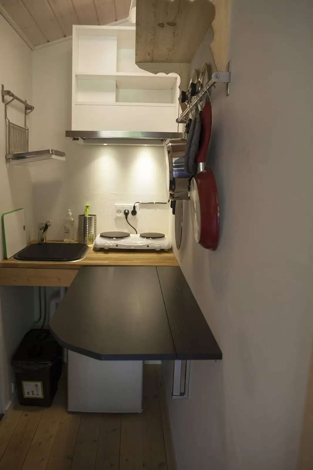 Kogestedet i hytten med kogeplader og bord