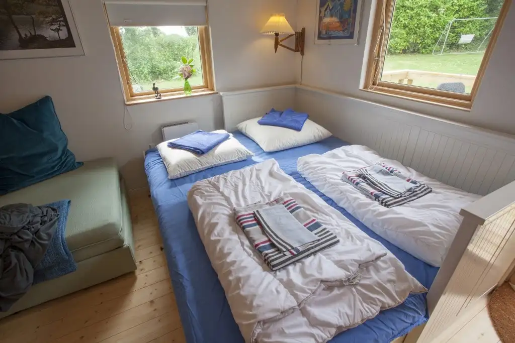 Dobbelt sovesofa redt op i hytten