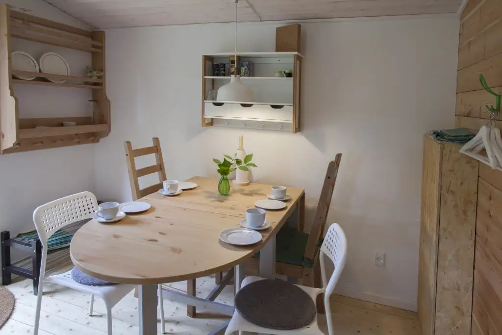 Rundt spisebord i hytten