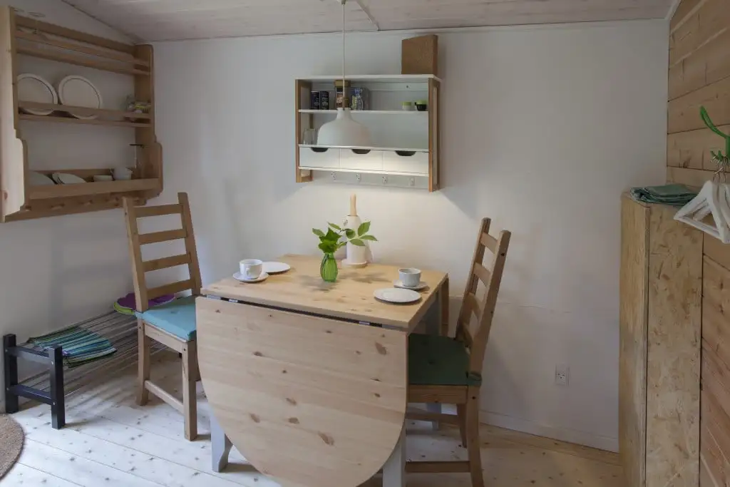 Spisepladsen i hytten med klapbord og stole