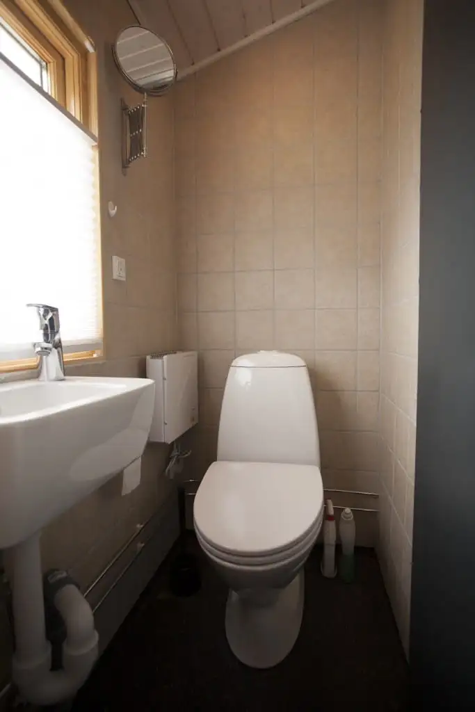 Toilet og håndvask i hytten