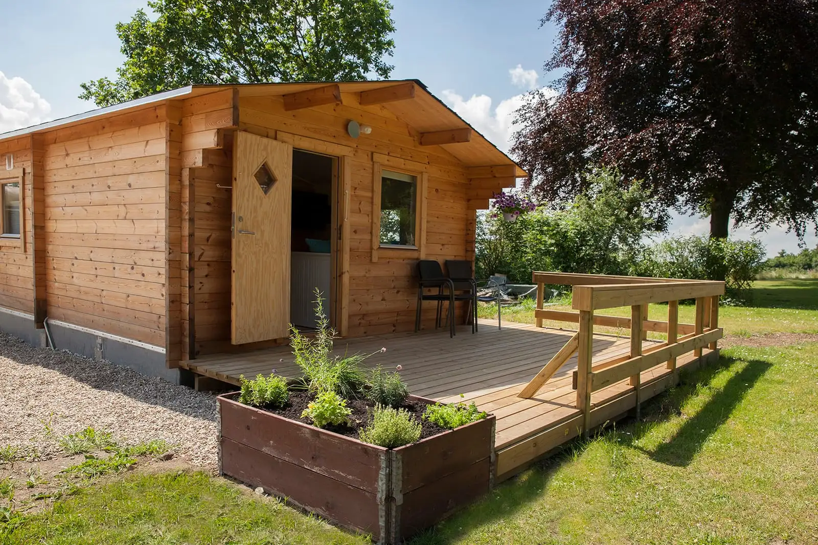 Hytten udefra med terrasse og plantekasser