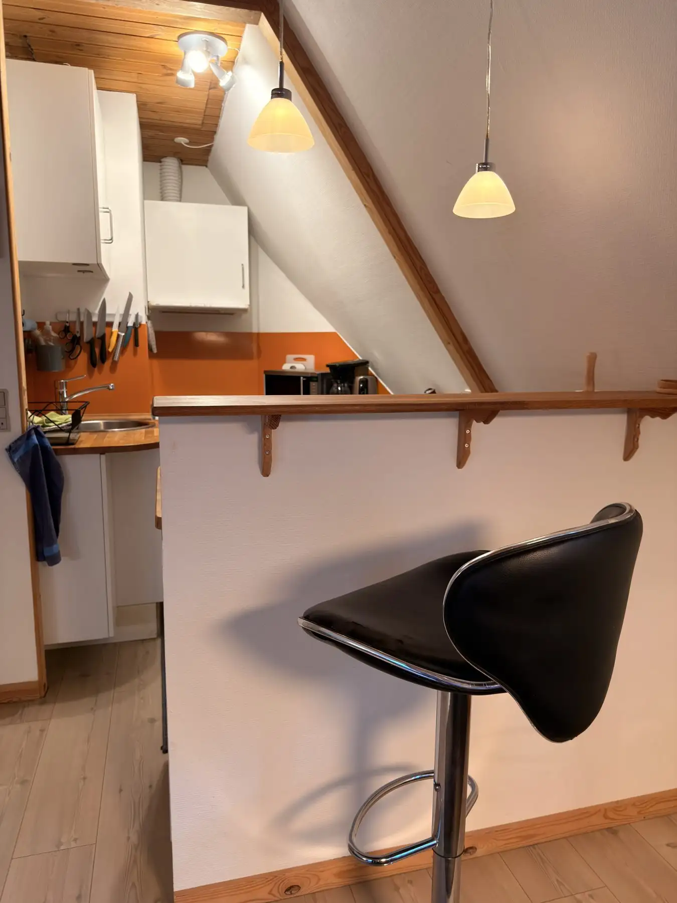 Bardisk med barstol ud mod lejlighedens køkken