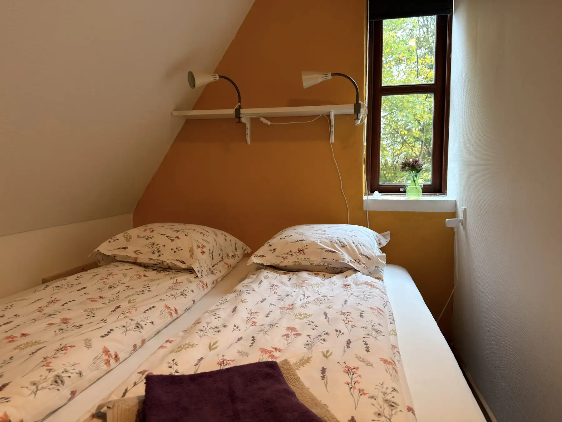 Soveværelset i lejligheden med dobbeltseng under skråvæggen
