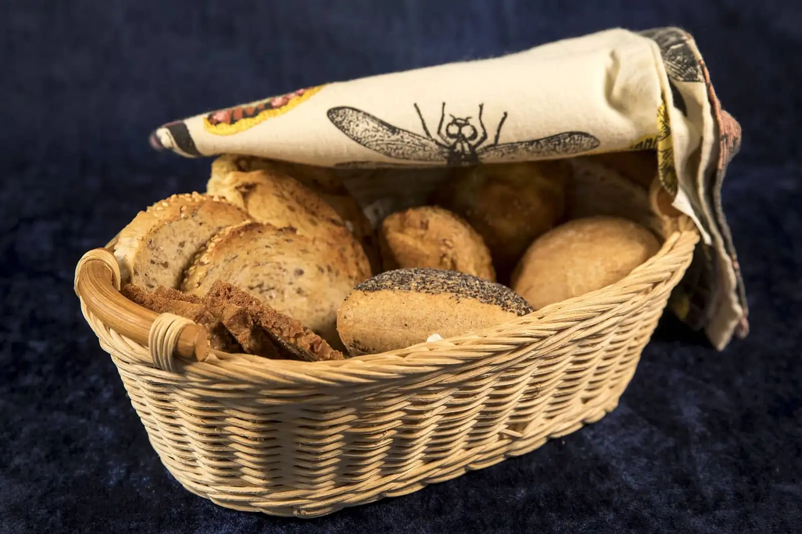 Kurv med hjemmebagt brød og boller