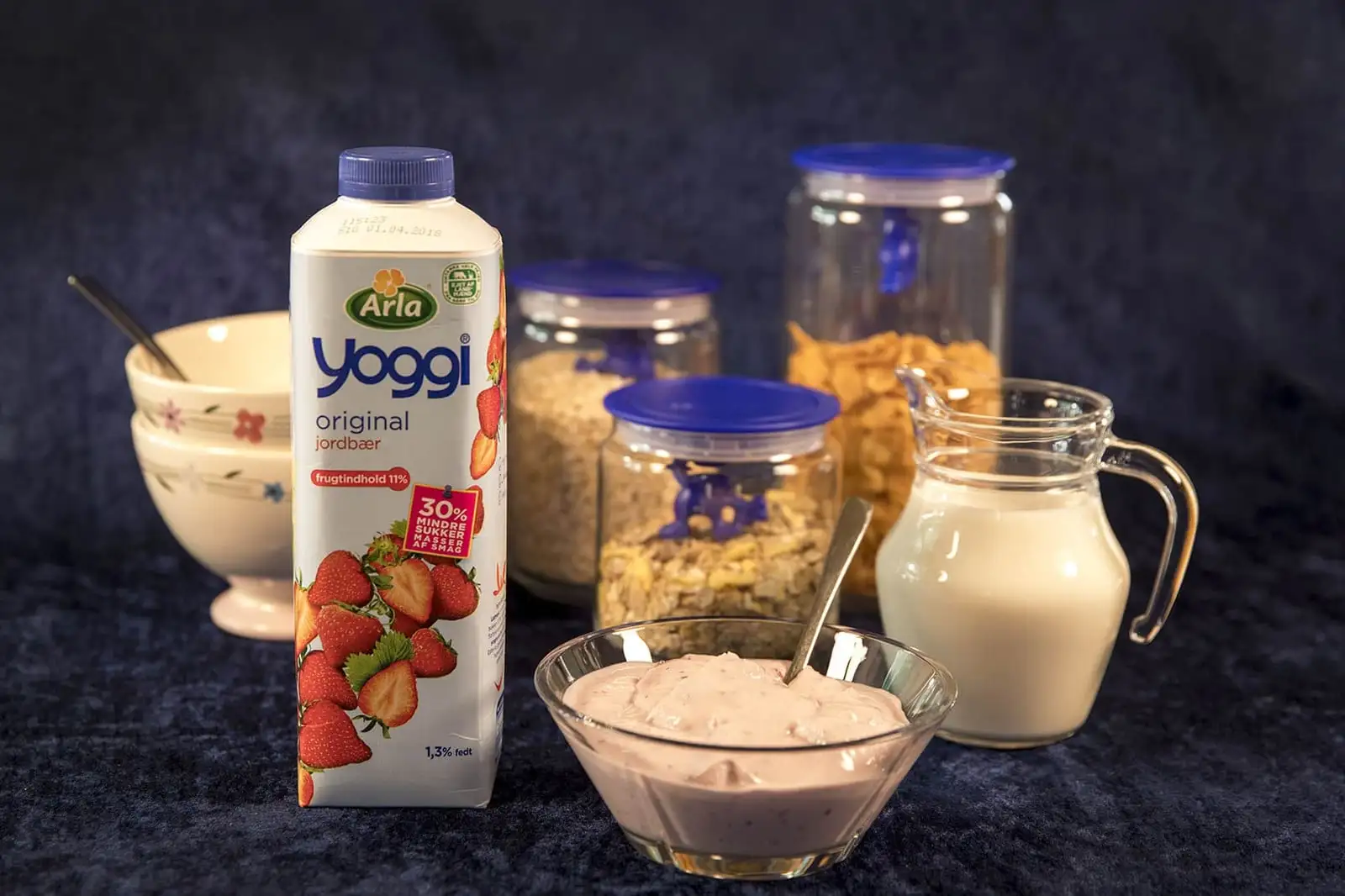 Yoghurt, mysli og mælk på morgenbordet