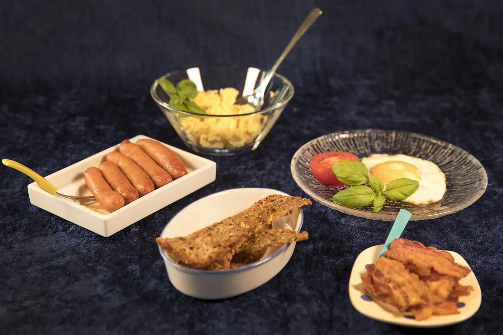 Røræg, pølser, bacon og grøntsager til brunch