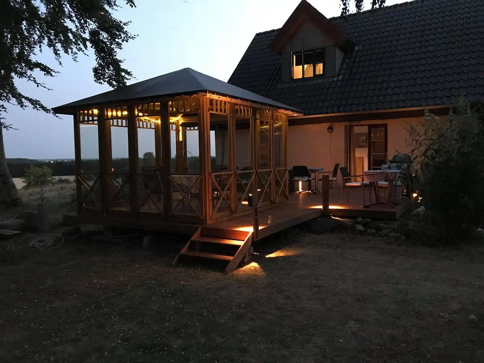 Pavillonen ved huset, oplyst en sommeraften